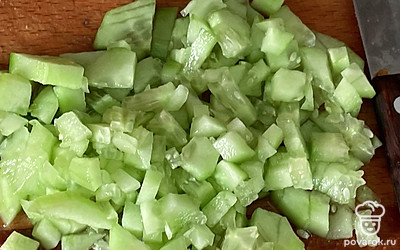 Огурец мелко нарежьте, можно снять с огурца кожицу.