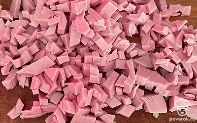 Колбасу нарежьте кубиком.