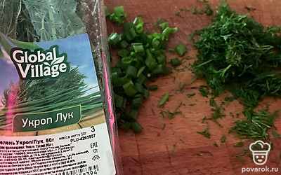 Измельчите зеленый лук и укроп. Добавьте айран и соль по вкусу.