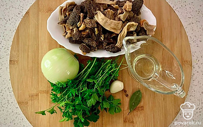 Разморозьте отварные грибы или отварите свежие. Вам нужно 250 г уже сваренных грибов. Почистите лук, помойте зелень петрушки.