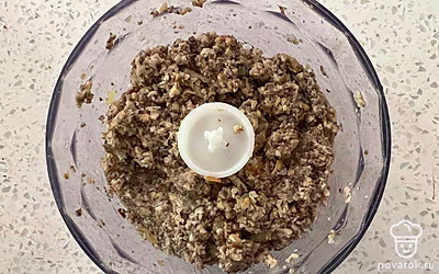 Когда лук будет готов, пробейте его в блендере вместе с отварными грибами.