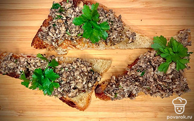 Подавать эту икру можно как самостоятельную закуску или как начинку или топпинг для тостов, блинчиков, пирогов и пельменей.