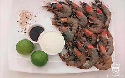 Разморозьте креветки, промойте под проточной водой. Промойте лайм. Один нарежьте дольками, второй кружочками.