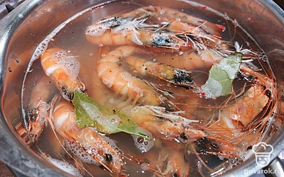 Отварите креветки около пяти минут в кипящей воде. Посолите, поперчите, по желанию добавьте лавровый лист. Затем опрокиньте на дуршлаг и дайте стечь воде. Обрызните креветки половиной лайма.