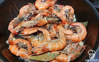 На разогретой сковороде растопите сливочное или оливковое масло. Выложите креветки, добавьте соевый соус и немного сметаны по вкусу. Обжарьте на большом огне около 5-7 минут.