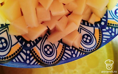 В готовый куриный бульон всыпьте нарезанную мелким кубиком картошку.