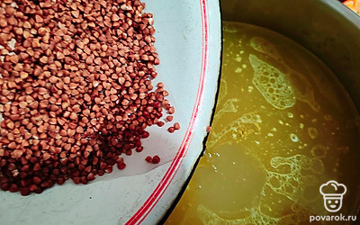 Гречку помойте и всыпьте в бульон.