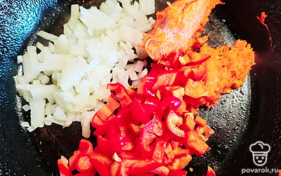 На сковороде с чесночным маслом обжарьте нарезанные овощи (лук, перец и морковь). 