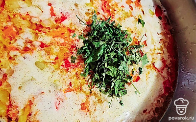 Зажарку добавьте в суп, добавьте сушеную петрушку и лавровый лист. Посолите по вкусу.