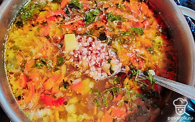 Варите суп до исчезновения белой пены и готовности всех ингредиентов.