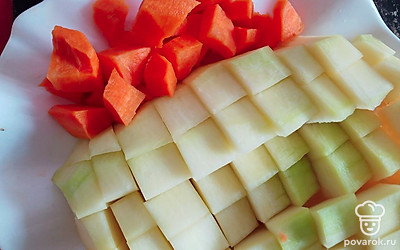 Нарезаем квадратиками кабачок и морковь.