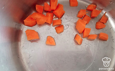 Обжариваем на растительном масле морковь.