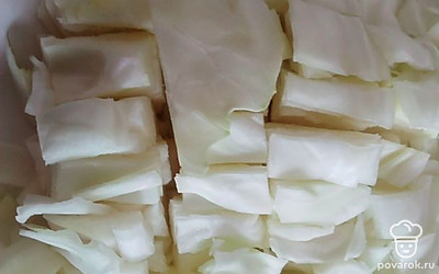 Нарезаем капусту. Добавляем к моркови кабачок и капусту. Вливаем немного воды, обжариваем.