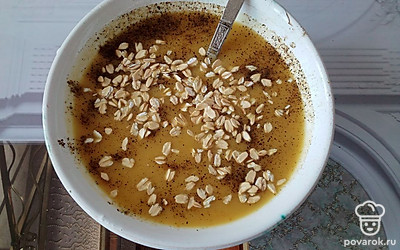 Перед подачей посыпаем черным перцем и хлопьями овсянки.