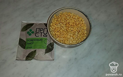 Замочите горох в воде на 8-12 часов.