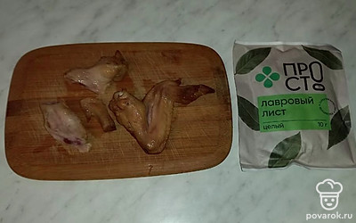 Копченые куриные крылья нарежьте на кусочки желаемого размера.