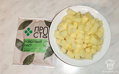 Очистите картофель. Нарежьте кубиками и выложите в кастрюлю. Продолжайте варить.