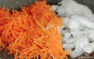 Очистите и мелко нашинкуйте репчатый лук. Очистите и натрите морковь на мелкой терке. Сделайте зажарку на сковороде с добавлением масла. За 10 минут до готовности супа добавьте в него готовую зажарку. Приятного аппетита!