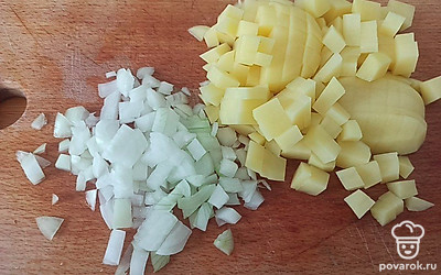 Картофель и лук нарежьте кубиком.