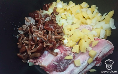 Выложите в чашу мультиварки ребрышки, картофель, лук и грибы.