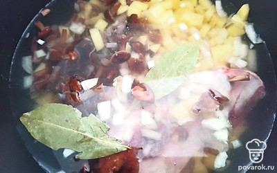 Залейте водой, добавьте лавровый лист и соль. Перемешайте.