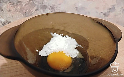 К яйцу добавьте соль, воду и разрыхлитель.