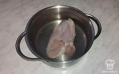 Куриное бедро положите в кастрюлю. Залейте водой и поставьте варить на среднем огне.