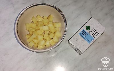 Картофель очистите, нарежьте кубиками.