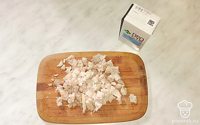 Когда мясо будет готово, вытащите его из бульона. Остудите и нарежьте кубиками.