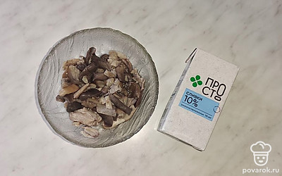 Грибы помойте, нарежьте. Отправьте в кастрюлю с супом. Варите блюдо до готовности картофеля.