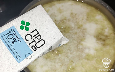 Выложите в суп нарезанное мясо и влейте сливки. Доведите суп до кипения и снимите с плиты. Приятного аппетита!