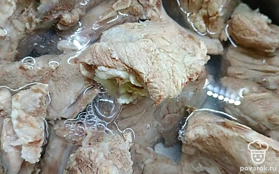 Наливаем в кастрюлю воду и кладем мясо.