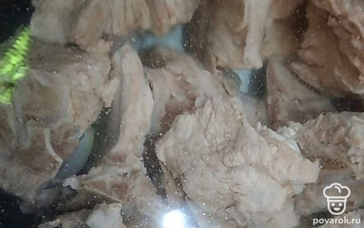 Как только вода в кастрюле закипит, сливаем первую воду. Мясо ополаскиваем и кладем опять в кастрюлю. Наливаем воду и уже варим до готовности примерно 1 час.