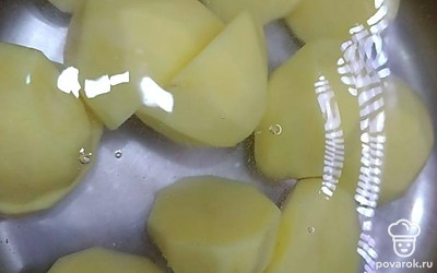 Очищаем картофель и кладем его варить в кастрюлю с мясом.