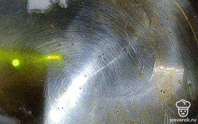 В сковородку наливаем подсолнечное масло или кладем свиной смалец, с ним суп получается наваристее и вкуснее.