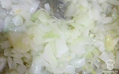 Нарезаем репчатый лук кубиками и обжариваем в сковороде.