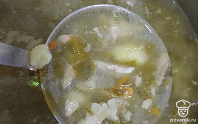 Обратно кладем мясо в кастрюлю и добавляем туда консервированный щавель.