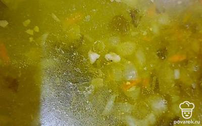 Выкладываем в кастрюлю обжаренные лук и морковь.