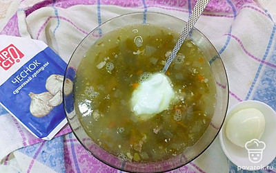 Суп наливаем в тарелку и посыпаем сушеным чесноком. С ним суп получается ароматным и сытным.