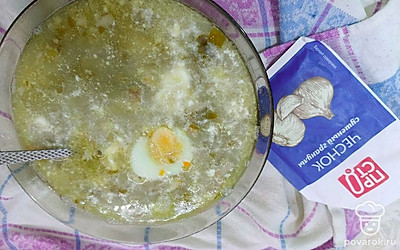 Отвариваем яйцо и украшаем его половинкой суп.