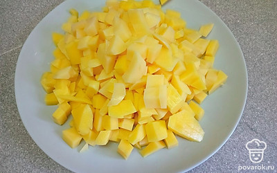 В мясной бульон положите нарезанный кубиками картофель. Варите 5 минут.