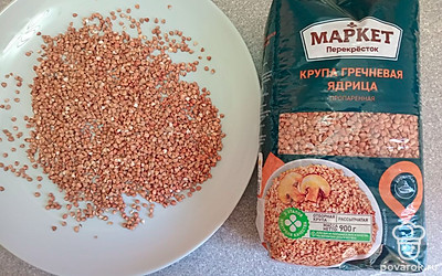 Всыпьте гречку. Варите еще 5 минут.