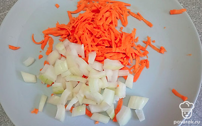 Добавьте нарезанный мелкими кубиками репчатый лук и натертую на крупной терке морковь.