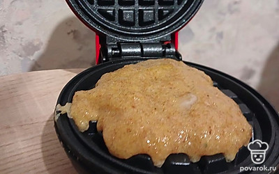 Выпекайте в вафельнице 5 минут.