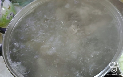 Как только мясо закипит, снимите пенку.