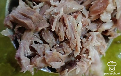 Отделите мясо от кости.