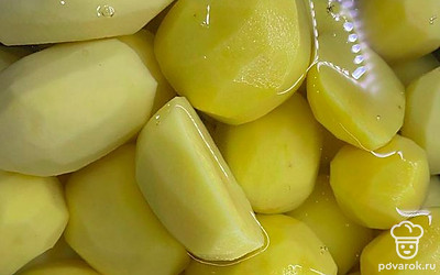 Картофель очистите и варите вместе со свиными косточками. 