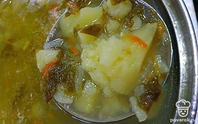 Когда картофель будет готов, разомните его вилкой, так суп получается наваристее. Добавьте же консервированный щавель. 