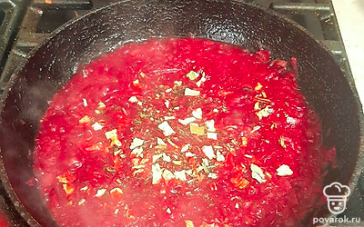 Лук нарезать небольшими кусочками, морковь и свеклу натереть на крупной терке. На разогретую сковороду с растительным маслом выложить лук, морковь и свеклу. Пассеровать все вместе 5 минут, до мягкости.