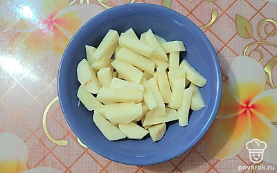 Картошку нарезать небольшими брусочками. Выложить в кастрюлю к остальным ингредиентам. 